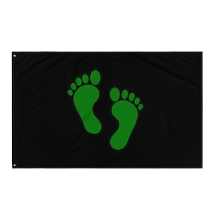 Può includere: Bandiera nera con due impronte verdi. Le impronte sono di un verde brillante e sono posizionate vicino al centro della bandiera. La bandiera è rettangolare e realizzata in tessuto leggero.