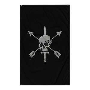 Puede incluir: Bandera negra con una calavera plateada, flechas cruzadas y un diseño de daga. La calavera está colocada en el centro, con las flechas y la daga formando un emblema simbólico. La bandera es rectangular y cuelga verticalmente.
