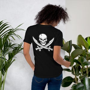 Jolly Roger Pirate Emblem – Skull and Crossed Swords Design – Historic Pirate Flag Inspired Unisex t-shirt image 4