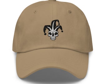 Gorra de papá con calavera de bufón bordada