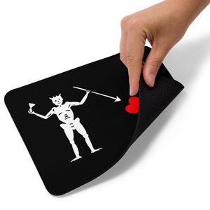 Flagge von Blackbeard dem Piraten – Jolly Roger Skull & Crossbones Banner | Nautische Dekoration, Piratenschiff Flagge Maus Pad
