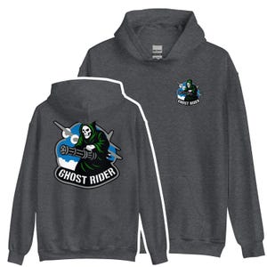 Puede incluir: Sudadera con capucha gris oscuro con un gráfico de una parca con una ametralladora, el texto "GHOST RIDER" está debajo. El mismo gráfico está en la parte delantera y trasera de la sudadera.