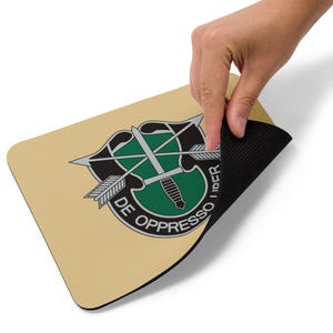 Stemma del 10° Gruppo delle Forze Speciali – Toppa con berretto verde De Oppresso Liber / Emblema delle operazioni speciali dell&#39;esercito americano Tappetino per il mouse