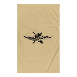 Könnte beinhalten: Beige Flagge mit einem schwarzen Emblem, das einen geflügelten Totenkopf, einen Fallschirm und gekreuzte Waffen zeigt. Die Flagge hat Ösen oben zum Aufhängen. Das Design ist ein militärisches oder taktisches Emblem.