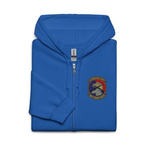 Könnte beinhalten: Königsblauer Kapuzenpullover mit Reißverschluss und Kapuze. Auf der linken Brust befindet sich ein Aufnäher mit dem Text "TO HONOR WITH DIGNITY" und "USAF HONOR GUARD".