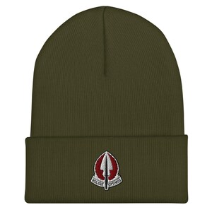 Camiseta com o brasão da USASOAC, homenagem às tropas aerotransportadas do Comando de Aviação de Operações Especiais, gorro com punho bordado.