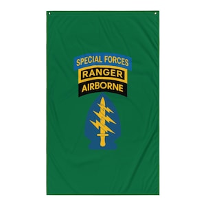 Könnte beinhalten: Grüne Flagge mit dem Text "SPECIAL FORCES RANGER AIRBORNE" in Blau, Gelb und Schwarz. Darunter ein blauer Pfeil mit gelbem Blitzdesign.
