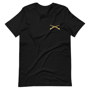 Army Infantry Crossed Rifles – Queen of the Battle Badge – U.S. Military Infantry Emblem Unisex t-shirt