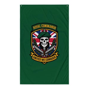 Op de afbeelding: Groene vlag met het Royal Commando-embleem. Het embleem bevat een schedel met baret, gekruiste messen en de tekst "ROYAL COMMANDO" en "UNITED WE CONQUER". Het embleem bevat de Union Jack-vlag.