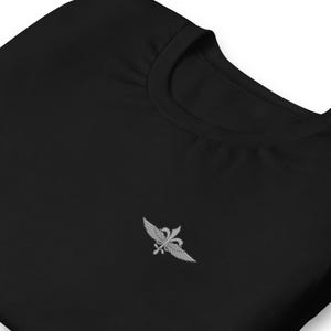 Sayeret Matkal Emblem – Israeli Special Forces Silver & Black Winged Sword Badge Unisex t-shirt
