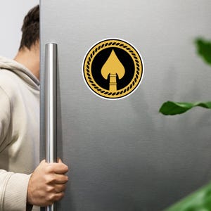 Imán con el emblema del Centro de actividades especiales (SAC) de la CIA