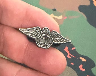 Pin de solapa de paracaidista de la Fuerza Aérea: Insignia de Ángel de la Misericordia PJ