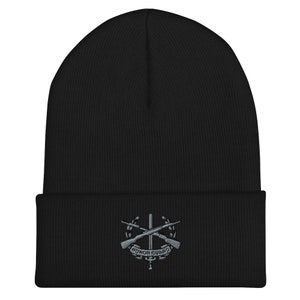 Peut inclure: Bonnet en tricot noir avec un emblème brodé gris représentant des fusils croisés, une épée et une couronne de laurier avec le texte "Honor Guard".