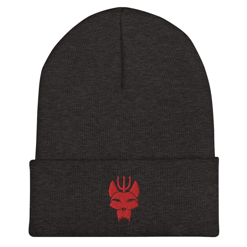 Puede incluir: Un gorro gris oscuro con un logotipo rojo bordado de una cabeza de animal estilizada con un tridente en la parte superior.