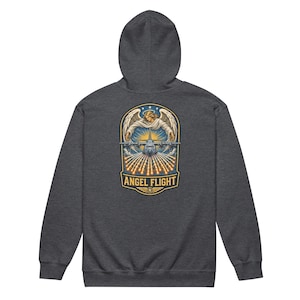 Könnte beinhalten: Dunkelgrauer Kapuzenpullover mit Grafik auf dem Rücken. Die Grafik zeigt einen Engel, ein Flugzeug und die Worte "ANGEL FLIGHT" in einem Gold- und Blau-Design. Der Pullover hat eine Kapuze mit Kordelzug und lange Ärmel.