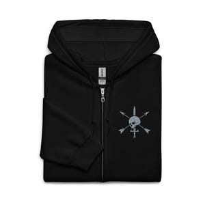 Op de afbeelding: Zwarte hoodie met ritssluiting en een lichtgrijze schedel- en kruisboog-afbeelding op de linkerborst. De hoodie heeft een volledige ritssluiting, een capuchon en een "Gildan" label.