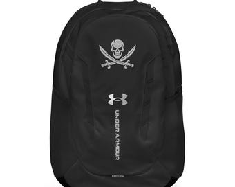 Emblemat pirata Jolly Roger – wzór czaszki i skrzyżowanych mieczy – plecak Under Armour® inspirowany historyczną flagą piracką