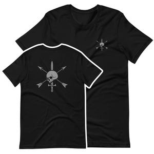 Op de afbeelding: Zwarte t-shirts met een grijs ontwerp van een schedel en gekruiste botten. Het ontwerp bevat pijlen, een zwaard en een sleutel. Eén shirt toont het ontwerp op de rug, de andere op de voorkant.