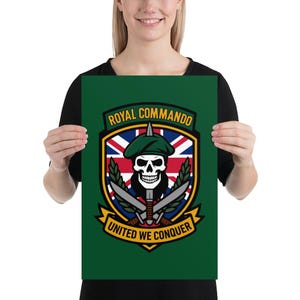 Op de afbeelding: Een groene poster met het Royal Commando-embleem. Het embleem bevat een schedel met baret, gekruiste messen en de tekst "Royal Commando" en "United We Conquer". De achtergrond is een Union Jack-vlag.