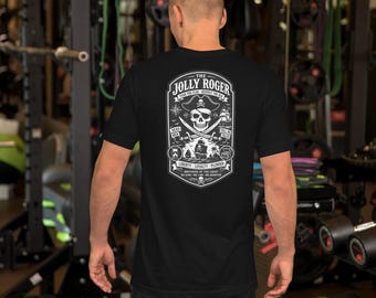 Koszulka unisex z czaszką i skrzyżowanymi mieczami, piracką flagą Jolly Roger i emblematem hołdu morskiego