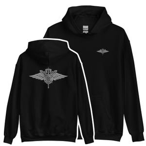 以下が含まれることがあります： 黒色のフード付きスウェットシャツ。背面にグレーのU.S.A.F. Special Warfareエンブレム、前面に小さなエンブレムがあります。デザインは翼、剣、そして「U.S.A.F. Special Warfare」の文字が特徴です。スウェットシャツにはフロントポケットとドローストリング付きフードが付いています。