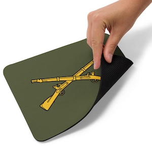 Embleem gekruiste musketten-infanterie | Queen of Battle Crossed Rifles-badge Muismat