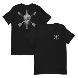 Könnte beinhalten: Ein schwarzes Kurzarm-T-Shirt mit einer grauen Grafik eines Totenkopfes, der über einem vertikalen Dolch und zwei gekreuzten Pfeilen zentriert ist. Das gleiche Motiv ist in groß auf der Rückseite und in klein auf der linken Brustseite abgebildet.
