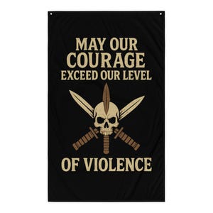 Puede incluir: Bandera negra con el texto "MAY OUR COURAGE EXCEED OUR LEVEL OF VIOLENCE". La bandera presenta una calavera con espadas cruzadas y una daga central en un esquema de color beige y marrón.