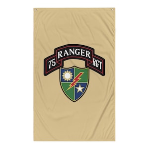 Puede incluir: Bandera beige con el emblema del 75º Regimiento Ranger. El emblema incluye un escudo con un sol, un rayo y una estrella, con las palabras "RANGER" y "75 RGT" en negro y rojo.