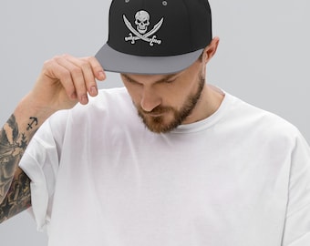 Emblemat pirata Jolly Roger – wzór czaszki i skrzyżowanych mieczy – haftowana czapka typu snapback inspirowana historyczną flagą piracką