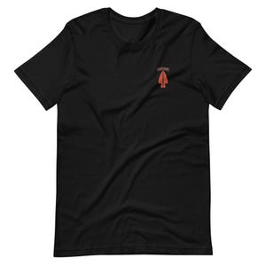 Camiseta unisex con emblema del Comando de Operaciones Especiales del Ejército (USASOC)