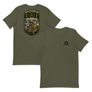 Puede incluir: Dos camisetas verde oliva. Una muestra un gráfico grande en la espalda con un soldado y el texto "CENTRAL INTELLIGENCE AGENCY" y "GREEN BADGERS". La parte delantera tiene una versión más pequeña del mismo diseño.