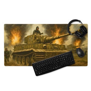 Könnte beinhalten: Rechteckiges Mauspad mit einer detaillierten Illustration eines Militärpanzers mit Soldaten und Explosionen im Hintergrund. Eine schwarze Tastatur, Maus und Kopfhörer im Vordergrund.