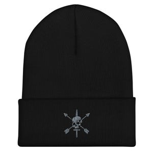 Puede incluir: Gorro negro con un diseño bordado de calavera y flechas cruzadas. La calavera está centrada, con dos flechas cruzadas detrás y una flecha que apunta hacia arriba. El gorro está hecho de punto.