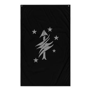 Puede incluir: Bandera negra con un emblema gris que representa una flecha, un árbol estilizado y estrellas. La bandera es rectangular y cuelga verticalmente. El diseño está centrado en la bandera, con las estrellas dispuestas alrededor del emblema.