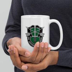 Stemma del 10° gruppo delle forze speciali – Toppa con berretto verde De Oppresso Liber / Emblema delle operazioni speciali dell&#39;esercito americano Tazza bianca lucida