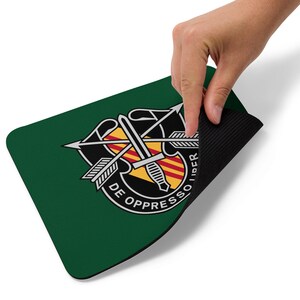 Emblema del 5.º Batallón de Fuerzas Especiales del Ejército de EE. UU. – De Oppresso Liber Green Beret Flash Emblema Alfombrilla de ratón