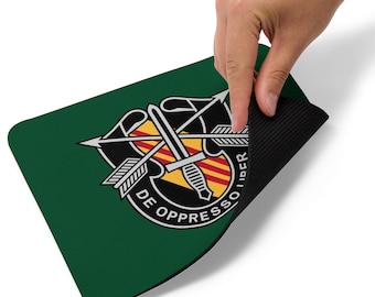 アメリカ陸軍特殊部隊グリーンベレーの紋章「De Oppresso Liber」飲酒
