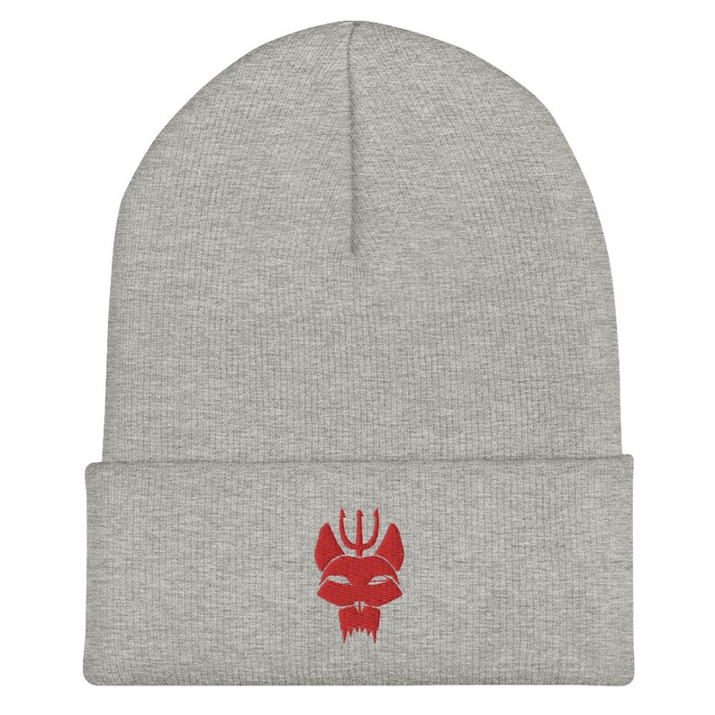 Puede incluir: Gorro gris con un logotipo bordado en rojo de una cabeza de animal estilizada con un tridente en la parte superior.