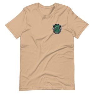 Stemma del 10° gruppo delle forze speciali - Toppa con berretto verde De Oppresso Liber / Emblema delle operazioni speciali dell&#39;esercito americano, maglietta unisex