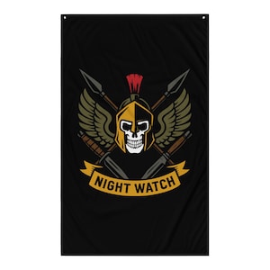 Pode incluir: Bandeira preta com uma caveira usando um capacete dourado e uma pluma vermelha, lanças cruzadas e asas. A faixa diz "NIGHT WATCH" em amarelo. O design é um emblema estilizado.