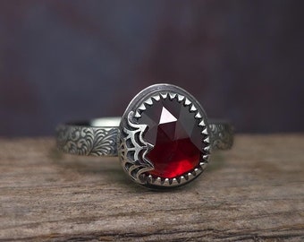 Anillo de plata con telaraña de granate para Halloween, talla 9.25 // Joyería única y espeluznante de plata para mujer