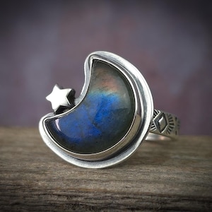 Blue and Orange Labradorite Moon Silver Ring Size 7.75 // Moon & Stars Artisan OOAK Sterling Silver Stamped Ring Band