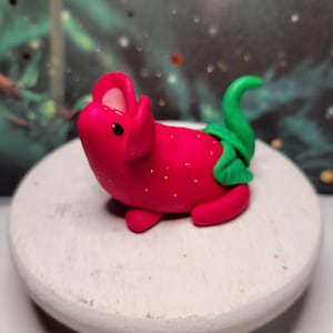 Aardbeimuis: beeldje van polymeerklei