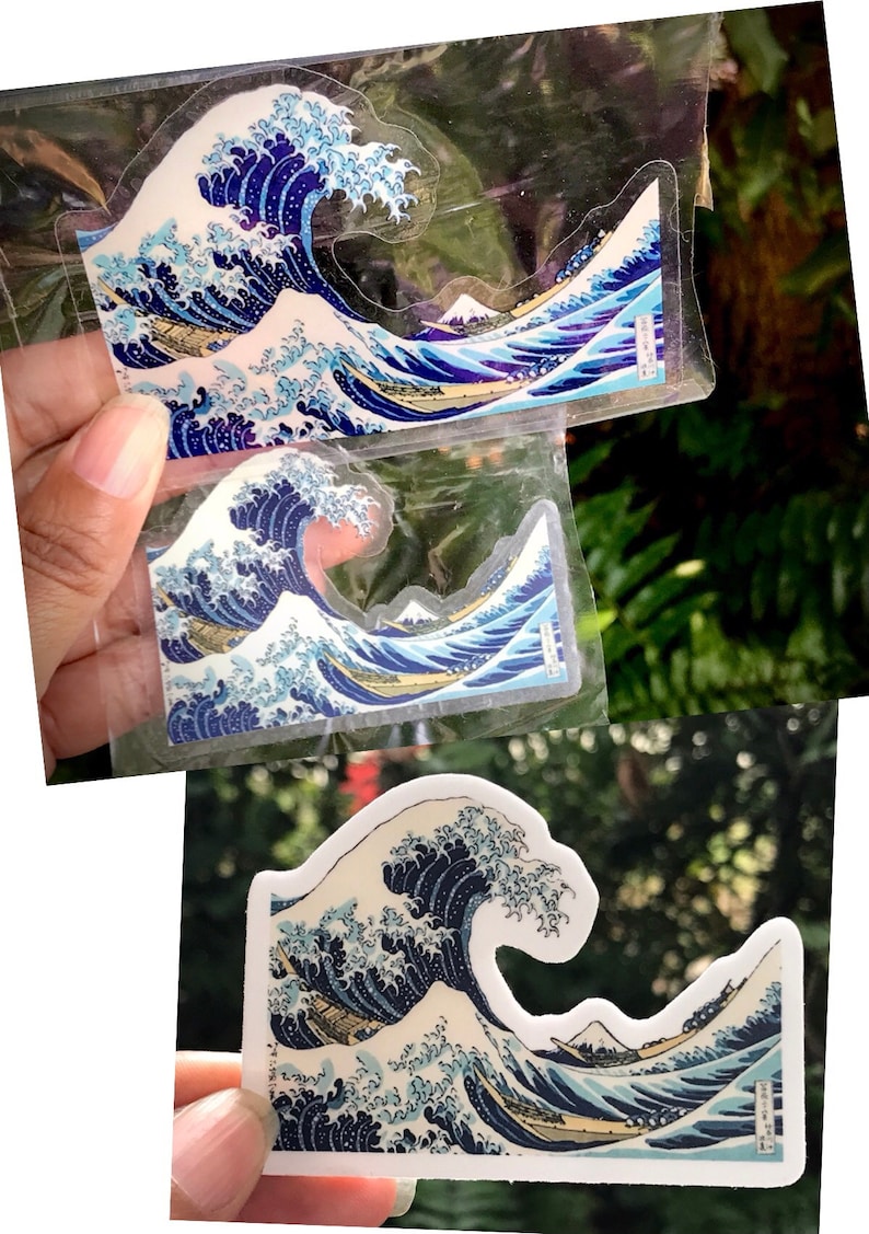 Pu&ograve; includere: Tre adesivi con la Grande Onda di Kanagawa in diverse dimensioni. Gli adesivi sono stampati su carta bianca con uno strato protettivo trasparente. Gli adesivi mostrano un'onda blu e bianca con il Monte Fuji sullo sfondo.