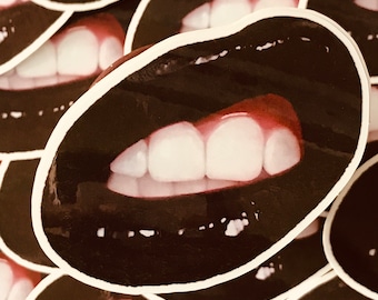 Grijnzende bruine glanzende lipsticker - waterdichte vinylsticker