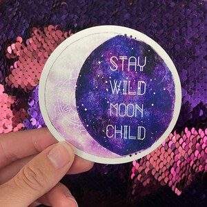 Manténgase salvaje luna niño pegatina impermeable, pegatina de botella de agua, pegatina impermeable, pegatina de luna, pegatina de computadora portátil