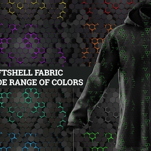 Pode incluir: Um casaco softshell preto com um padrão hexagonal verde, capuz e fecho de correr frontal. O fundo apresenta uma textura de favo de mel escura com contornos de várias cores e o texto SOFTSHELL FABRIC WIDE RANGE OF COLORS.