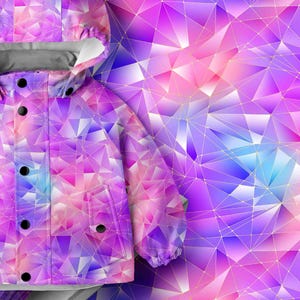 Peut inclure: Une veste à capuche présentant un motif géométrique vibrant composé de triangles dans des tons de violet, rose et bleu. La veste comprend une patte de boutonnage avant avec des boutons-pression noirs, des manches longues et une capuche.