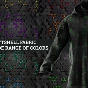 Puede incluir: Una chaqueta softshell negra con un patrón hexagonal verde, que incluye capucha y cremallera frontal. El texto "SOFTSHELL FABRIC WIDE RANGE OF COLORS" aparece sobre un fondo de hexágonos negros con contornos de varios colores.